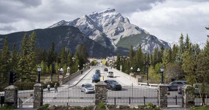 Canadians Continue Domestic Travel Despite Rising Costs, Survey Shows